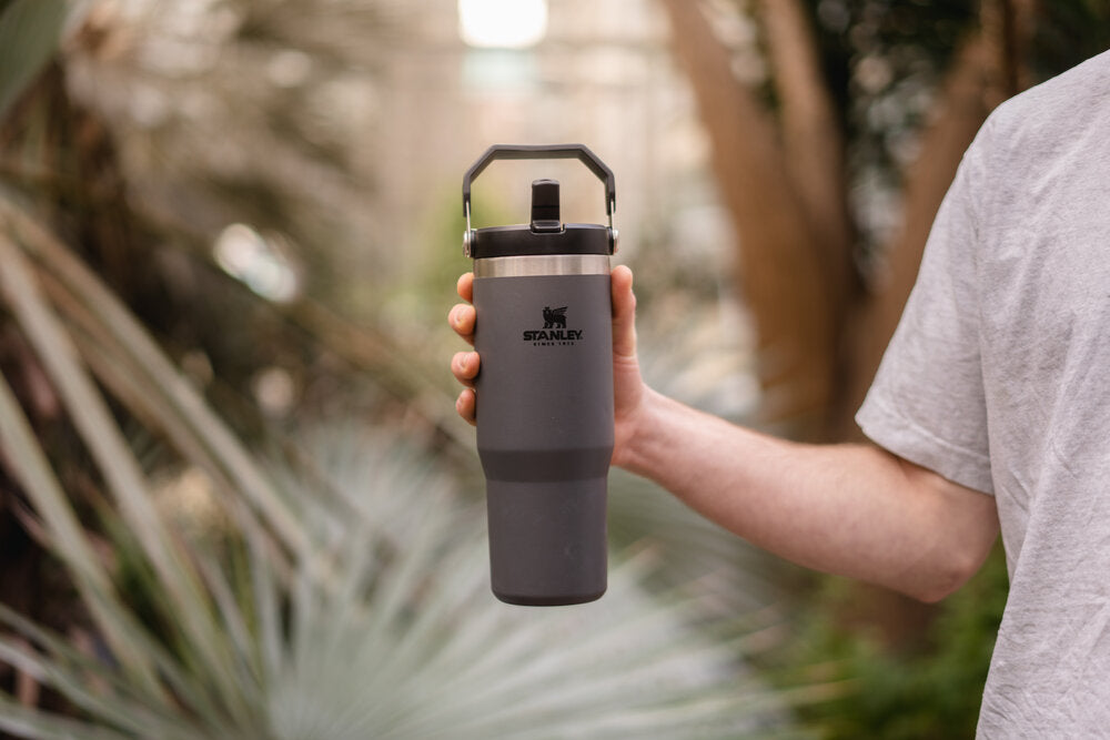 The IceFlow™ Flip Straw termokop, Charcoal - 0,89 L